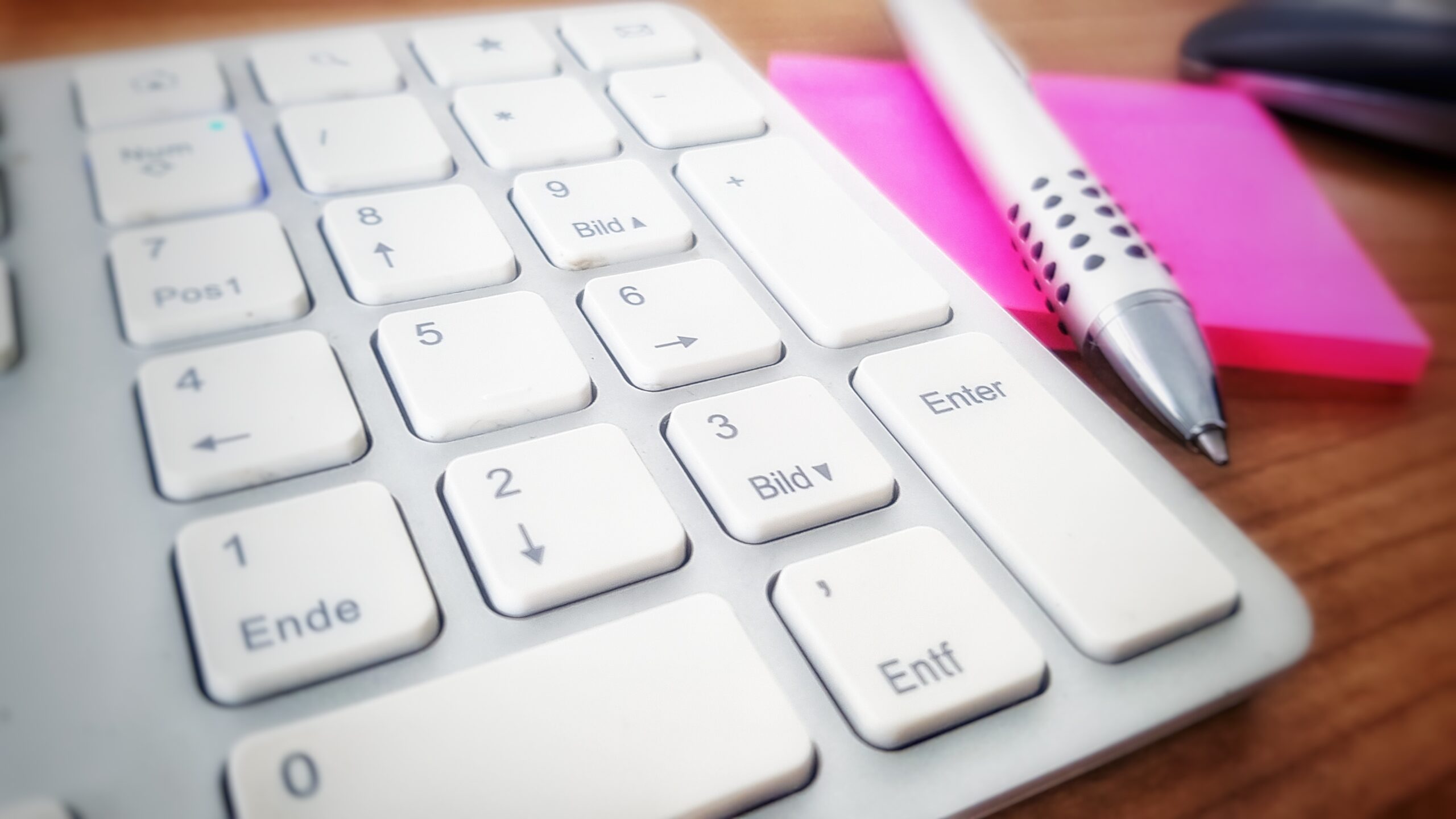 Zwölf Module für kritische Medienkompetenz